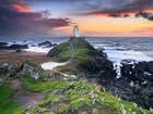 Wielka Brytania, Walia, Ynys Llanddwyn, Morze, Skały, Latarnia morska, Niebo, Chmury, Zachód słońca