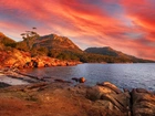 Australia, Tasmania, Park Narodowy Freycineta, Góry, Morze, Wybrzeże, Drzewa, Zachód słońca