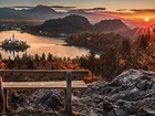 Jesień, Drzewa, Jezioro Bled, Wyspa, Blejski Otok, Wzgórze, Kamienie, Ławka, Góry, Alpy Julijskie, Słowenia