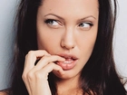 Angelina Jolie, twarz, ręka
