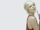 Elisha Cuthbert, Pistolet