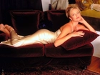 Charlize Theron,kobieta, bordowa, sofa