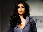 Kim Kardashian,bluza , dekolt