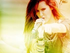 Ashley Tisdale, mikrofon