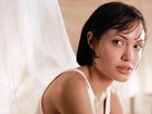 Angelina Jolie, biały top, krótkie włosy