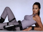 Angelina Jolie, szary kombinezon