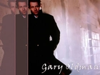 Gary Oldman,czarny płaszcz