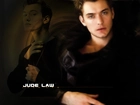 Jude Law,czarny strój, niebieskie oczy