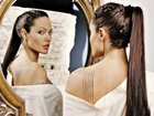 Angelina Jolie, długie włosy, tatuaż