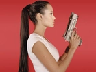 Angelina Jolie, biały top, pistolet
