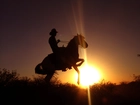 Koń, jeździec, słońce, zachód