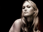 Julia Stiles, buzia, blondynka