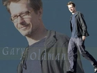 Gary Oldman,ciemny strój, okulary