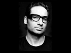 David Duchovny,czarna koszulka, okulary