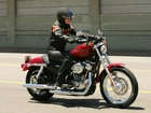 Harley Davidson XL883, Motocyklistka