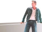 Brad Pitt,katana, jeansy