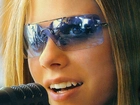 Avril Lavigne, Okulary, Mikrofon