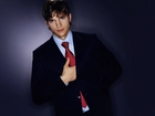Ashton Kutcher, Czerwony, Krawat