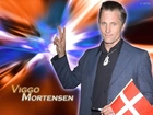 Viggo Mortensen,czarna koszula, flaga