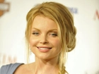 Izabella Miko, Uśmiech