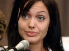 Angelina Jolie, zielone oczy, mikrofon