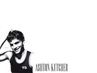 Ashton Kutcher, koszulka, napis