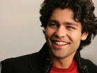 Uśmiechnięty, Adrian Grenier