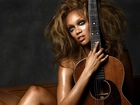 Tyra Banks, Gitara