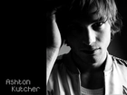 Ashton Kutcher,twarz, ręka
