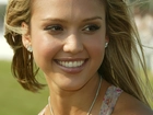 Uśmiechnięta, Jessica Alba