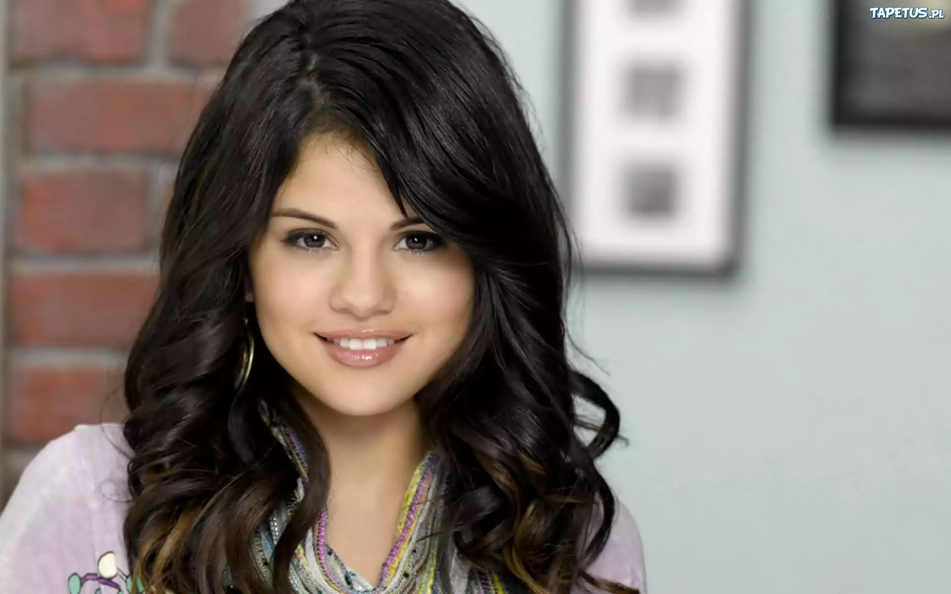 Selena Gomez, Kręcone, Włosy