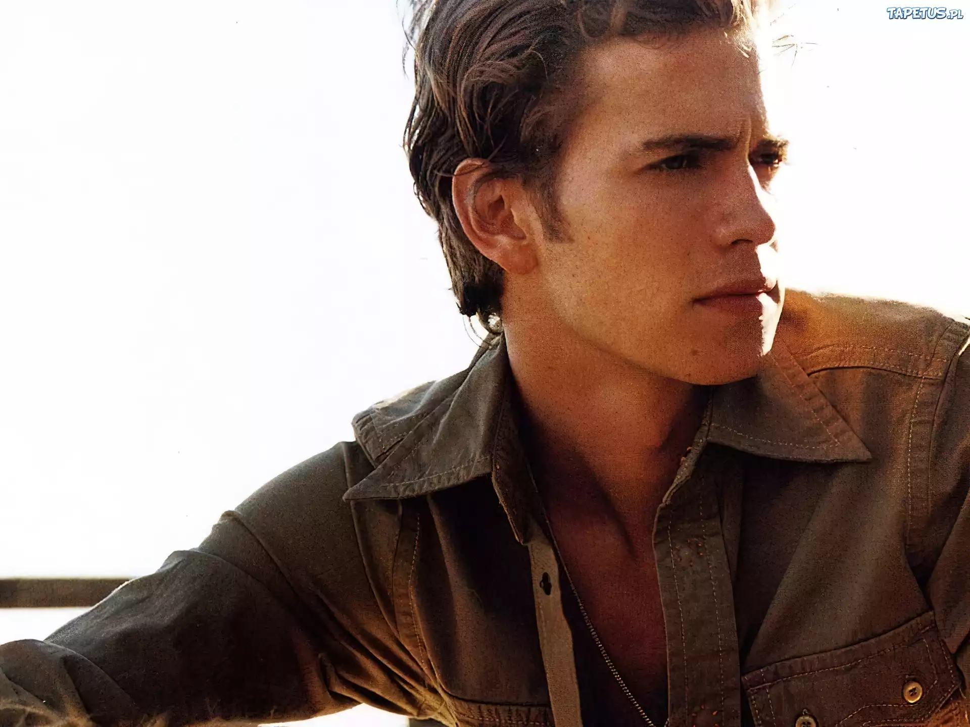 Hayden Christensen,blond włosy, beżowa koszula