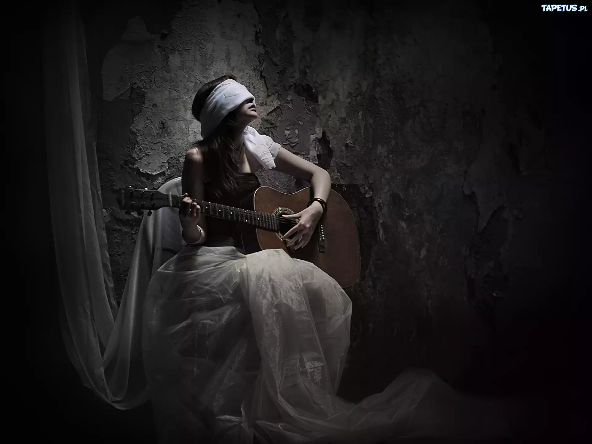 Gitara, Mrok, Kobieta