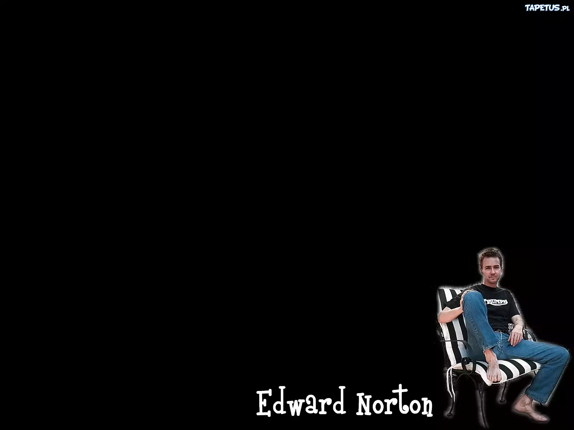 Edward Norton,krzesło, jeansy