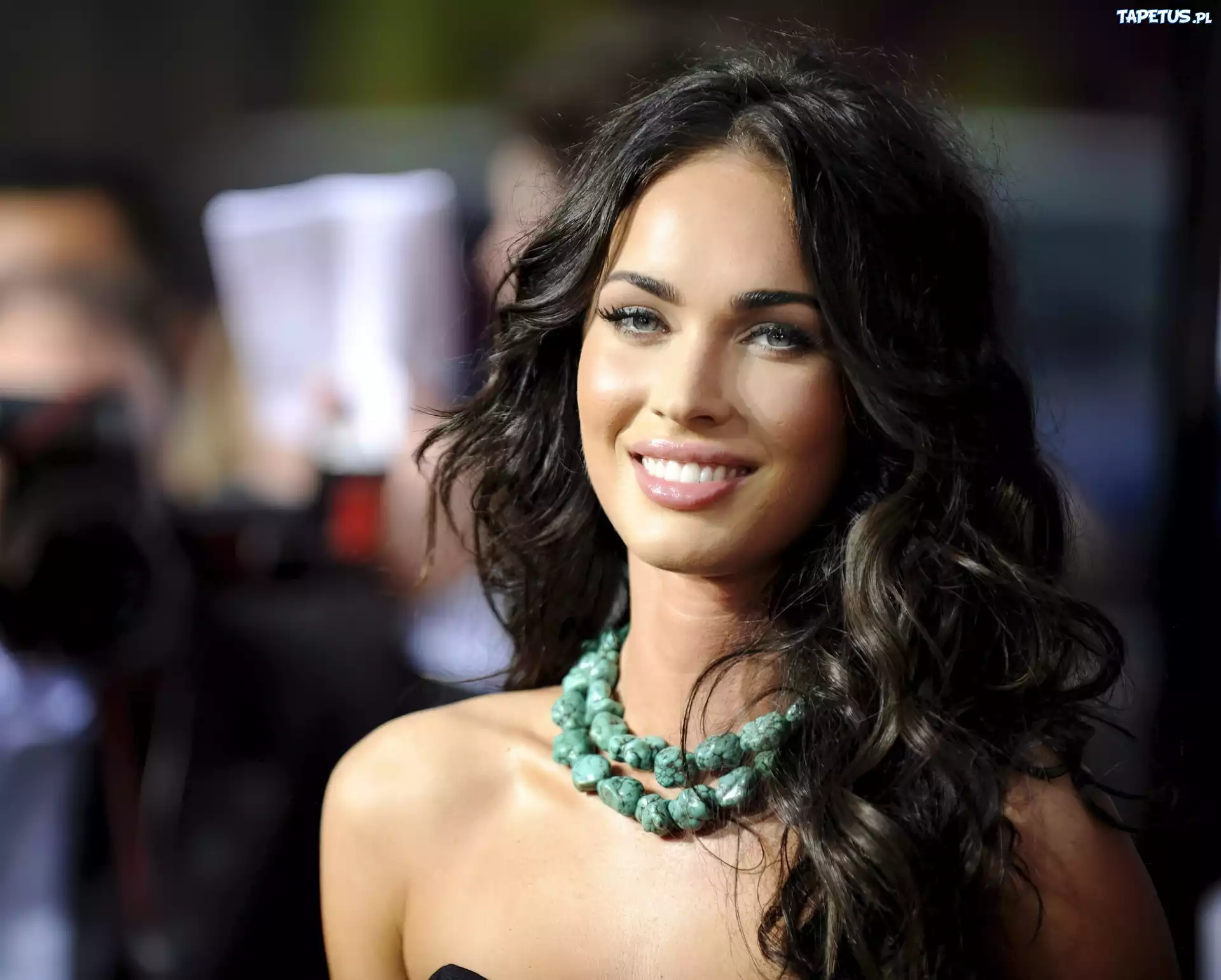 Megan Fox, Włosy, Korale