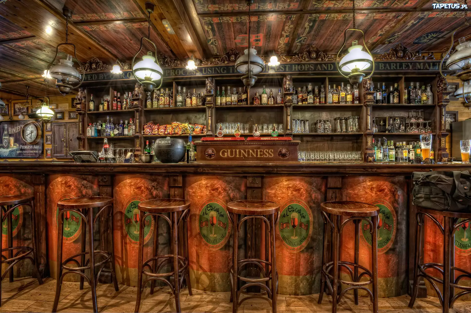 Bar, Lampy, Krzesła