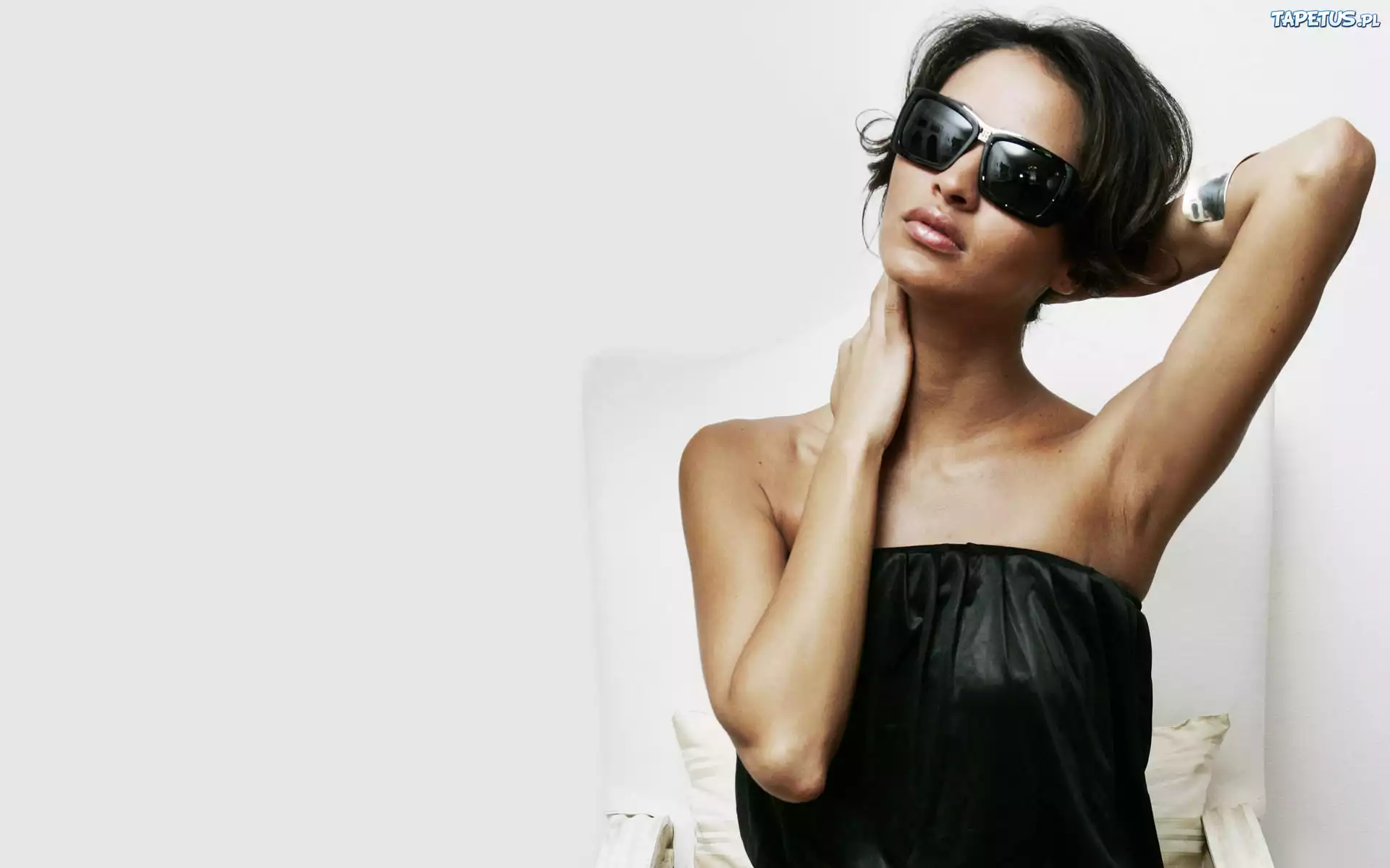 Leila Ben Khalifa, Ciemne, Okulary