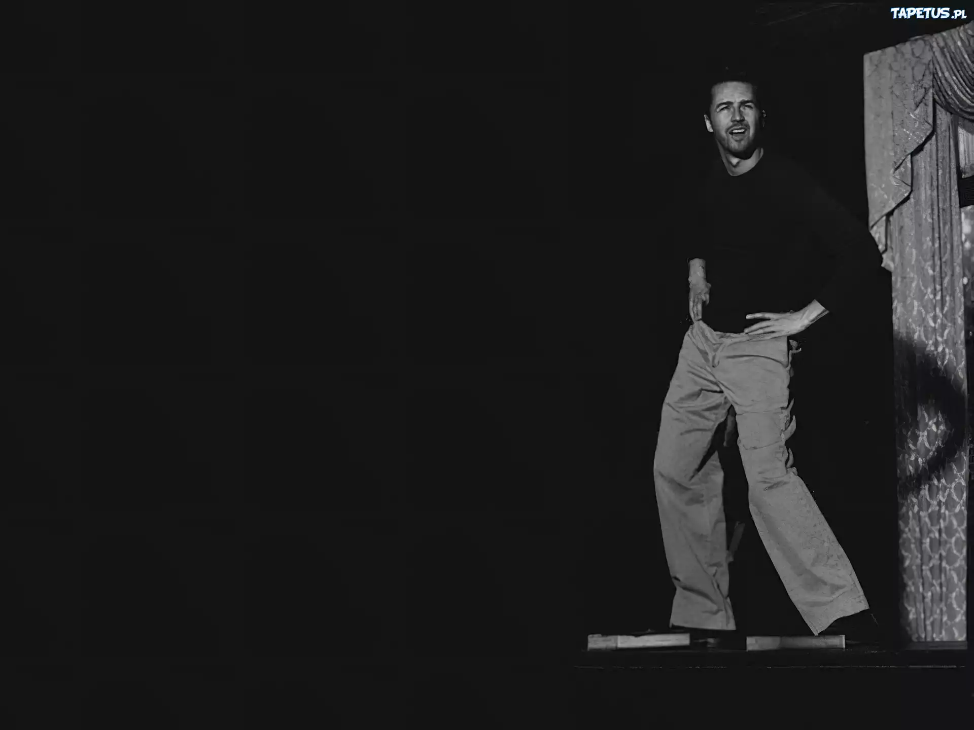 Edward Norton,beżowe spodnie
