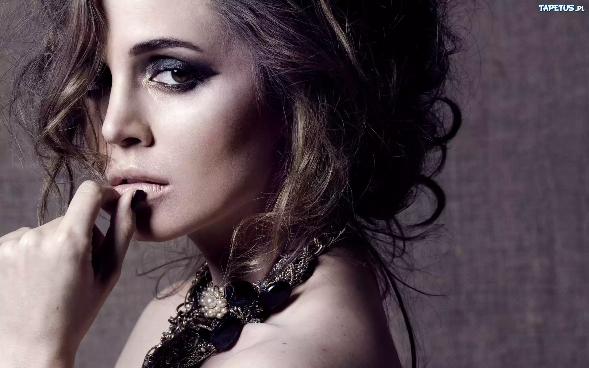 Eliza Dushku, Włosy