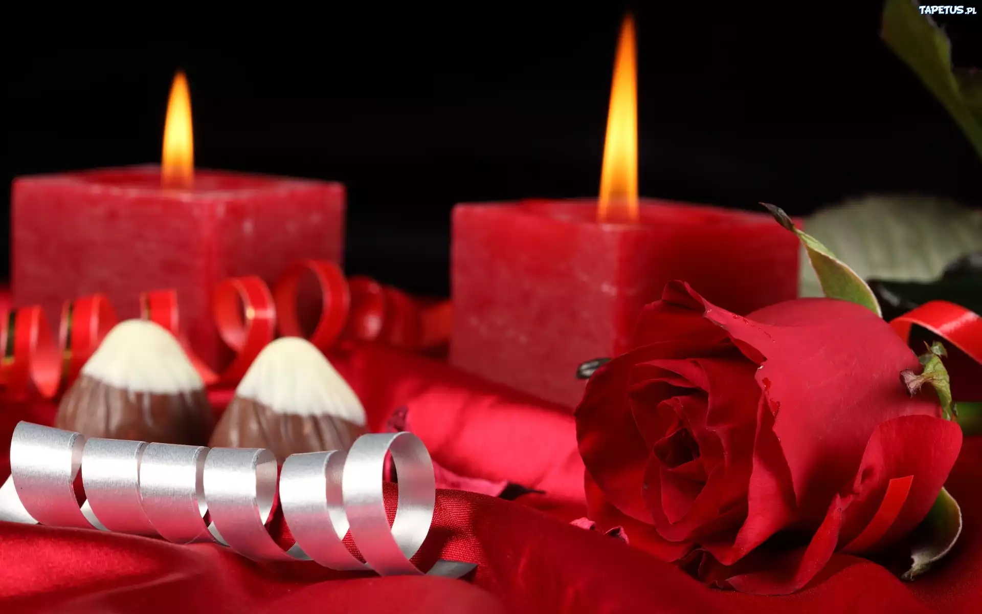 Красные свечи с лепестками роз загрузить