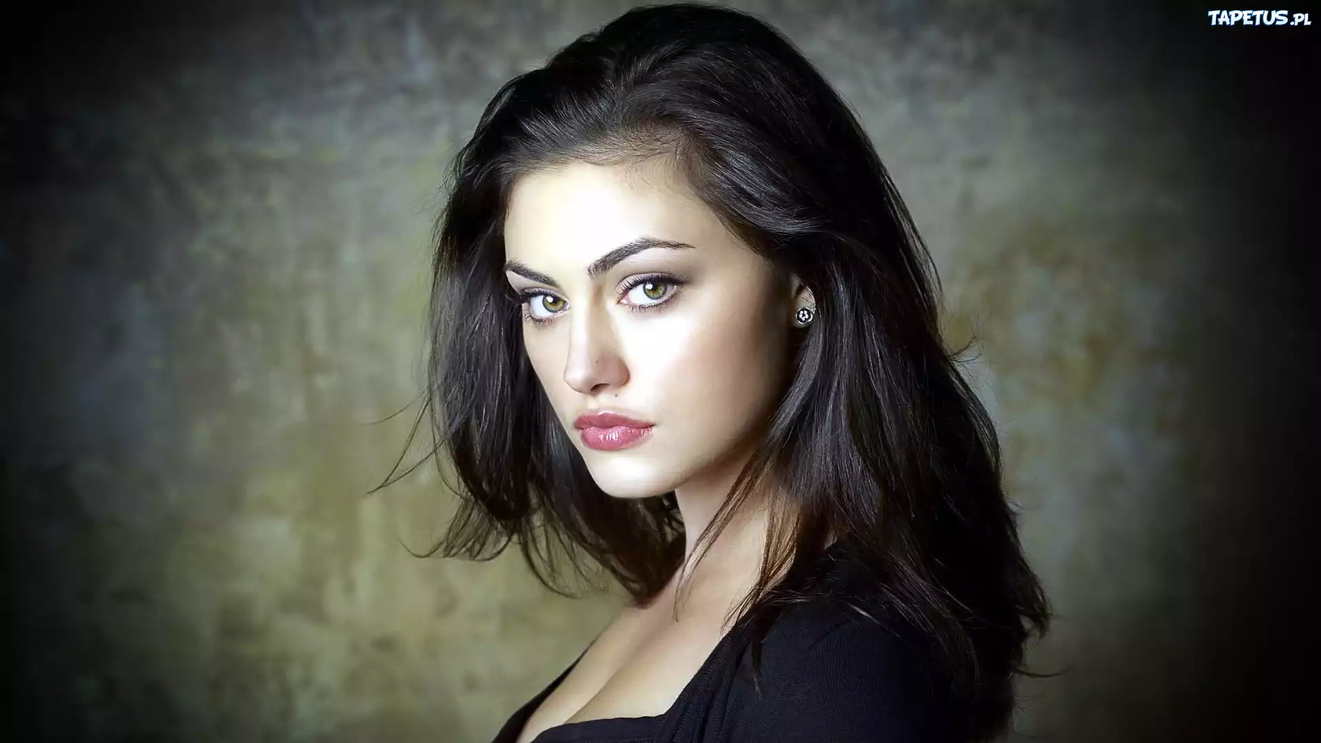 Phoebe Tonkin, Spojrzenie