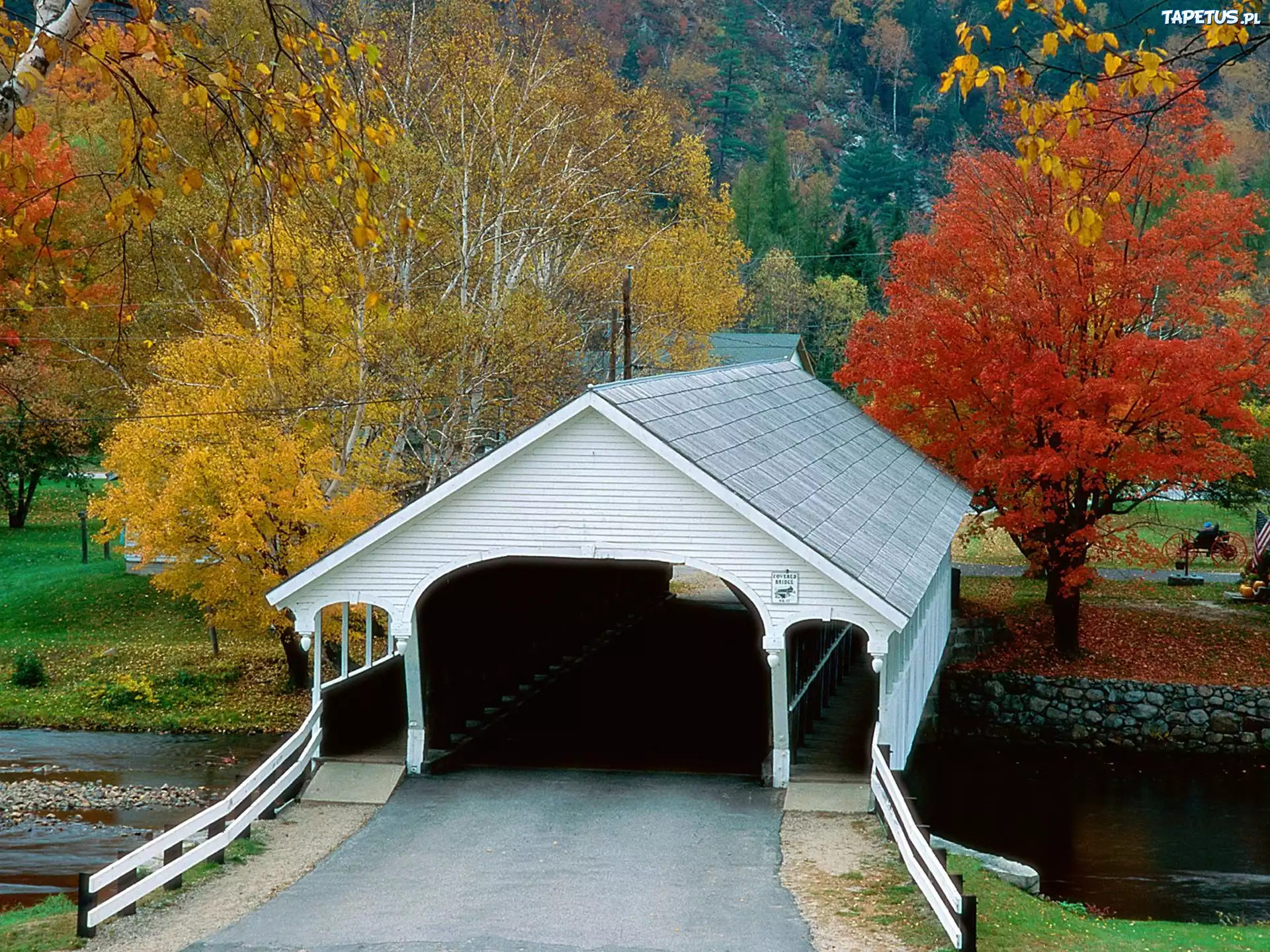 Flume Covered Bridge in Autumn, Franconia Notch State Park, New Hampshire бесплатно