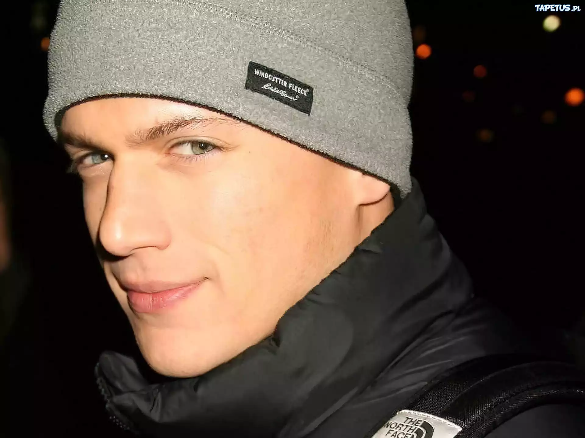 Wentworth Miller, szara czapka