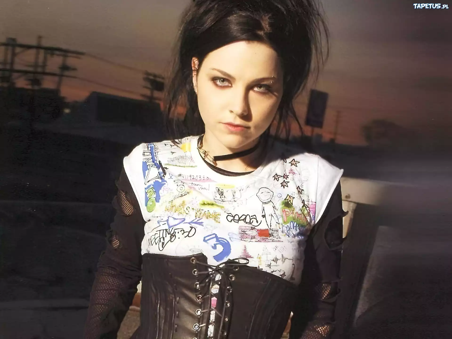 Amy Lee, czarny gorset