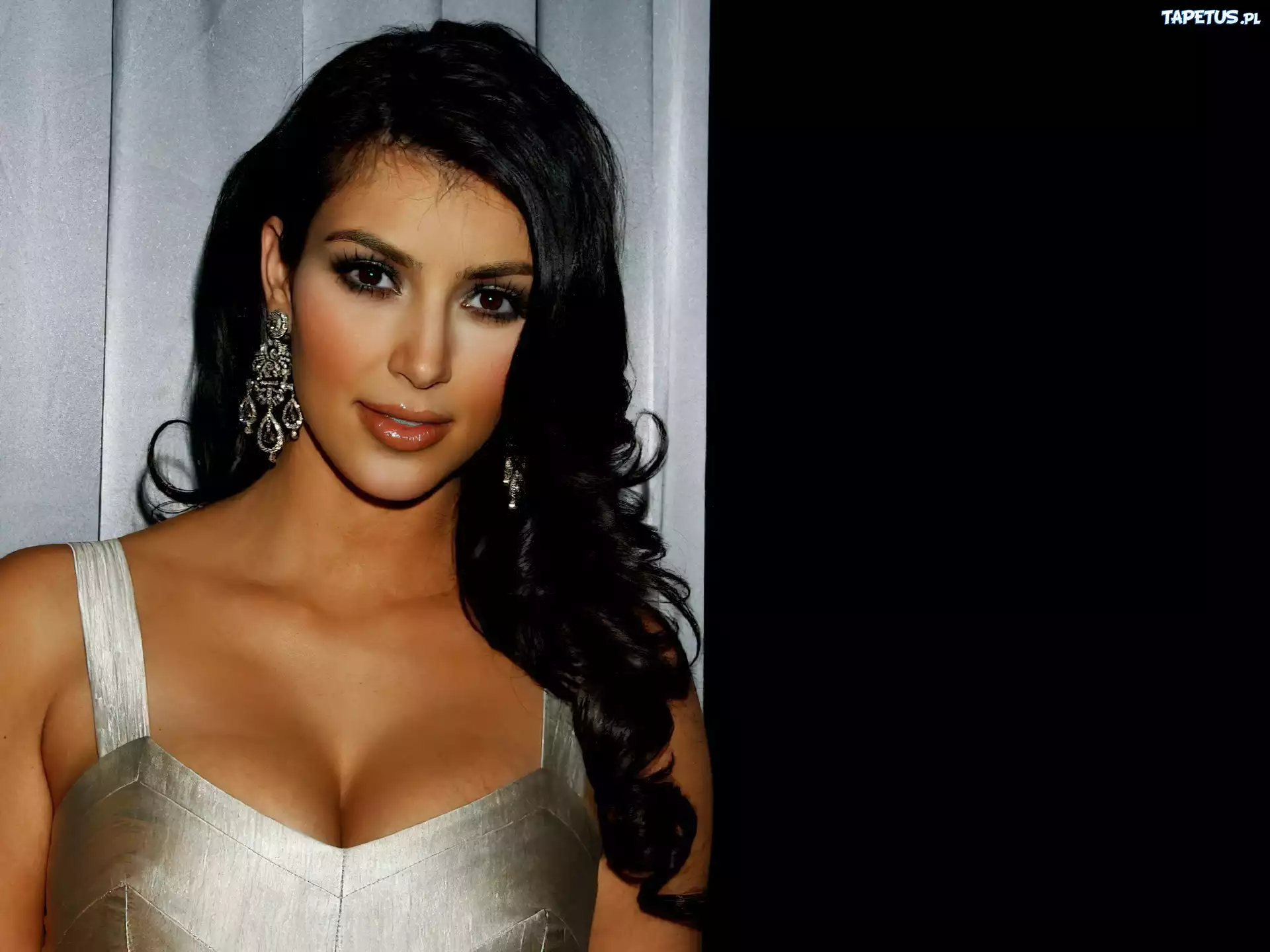 Kim Kardashian, Kobieta,kolczyki