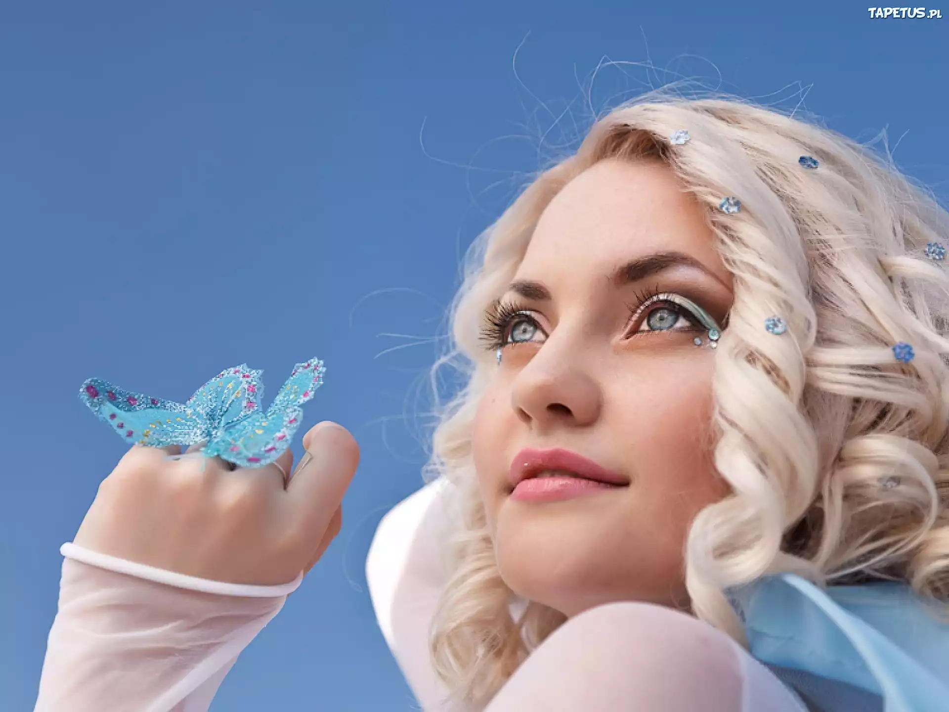 Dziewczyna, Dłoń, Motyl