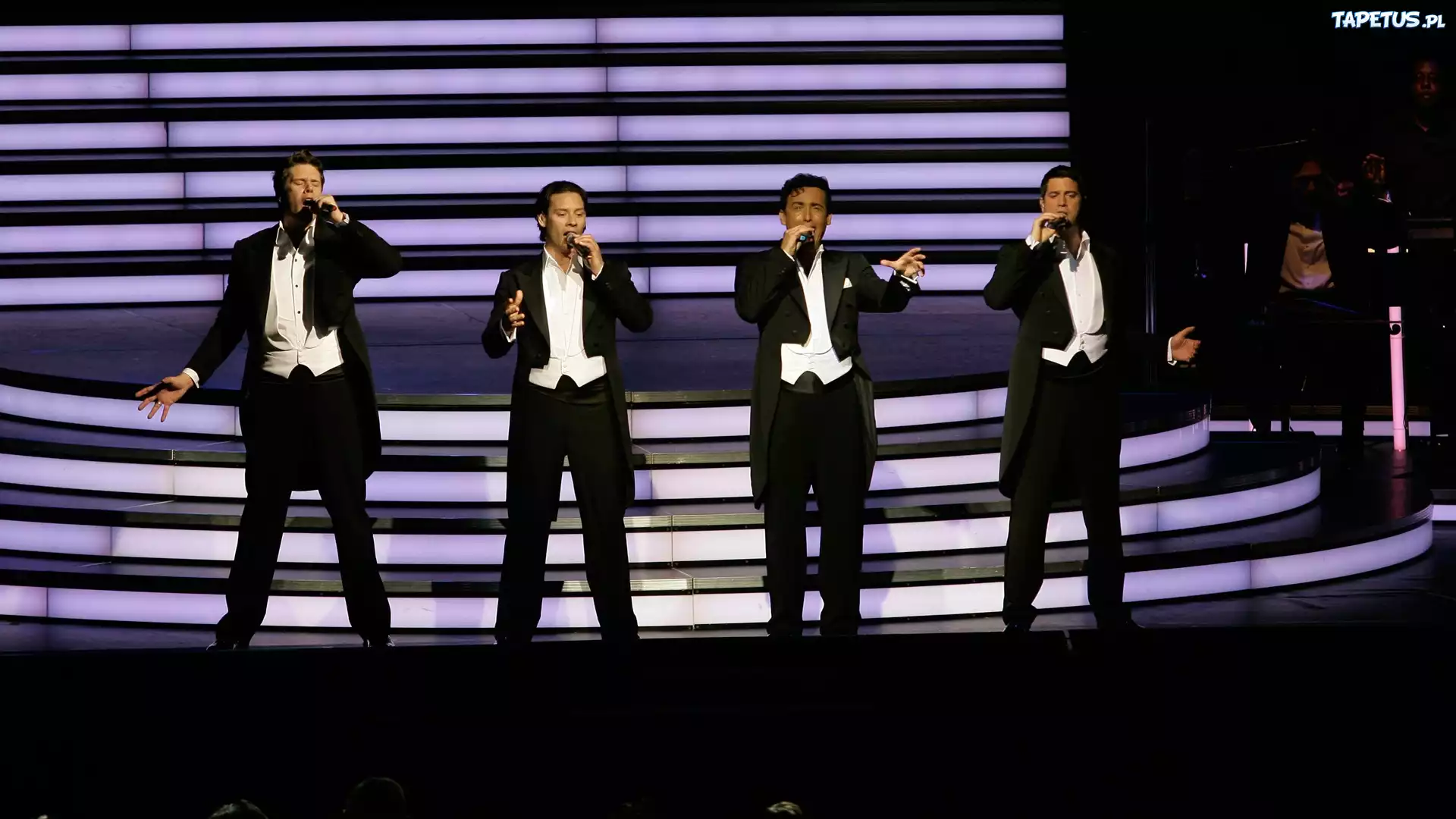 Il Divo, Występ, Scena, Fraki