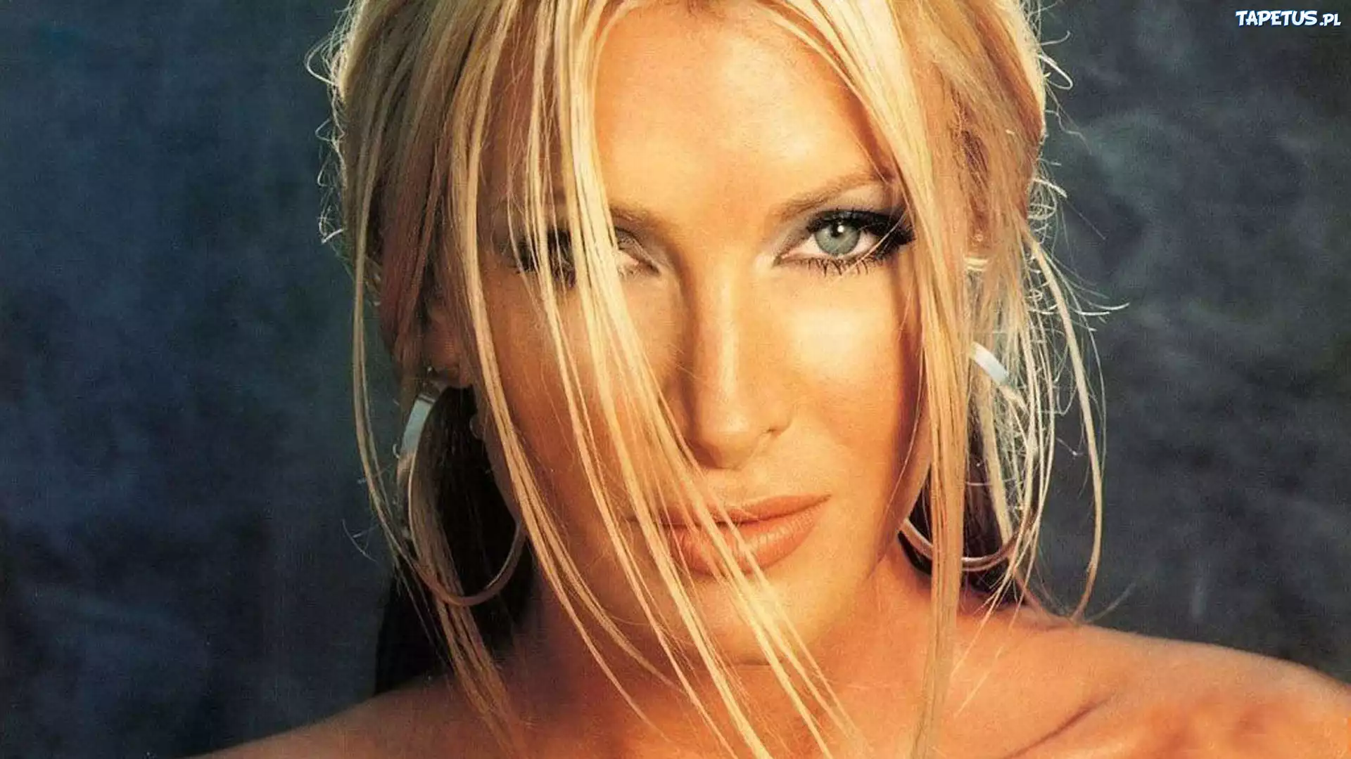 Caprice Bourret, Twarz, Kolczyki