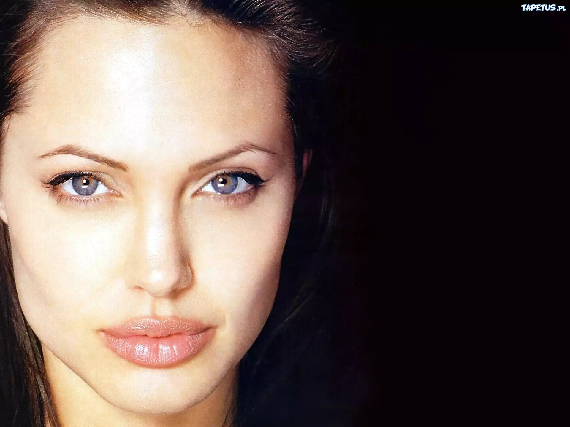 Angelina Jolie, duże usta , niebieskie oczy