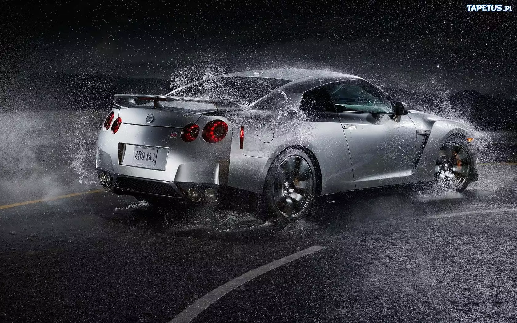 Nissan Skyline GT-R, Droga, Woda